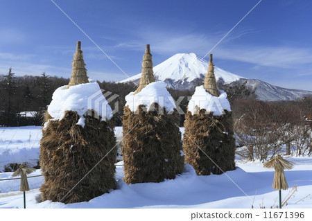 Snow straw mound and Mt. Fuji 11671396