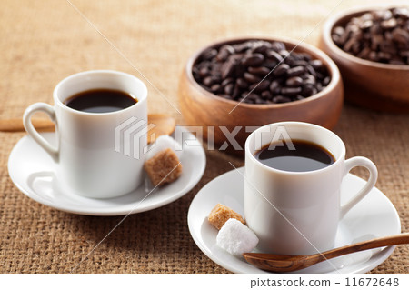 Coffee and two kinds of coffee beans 11672648
