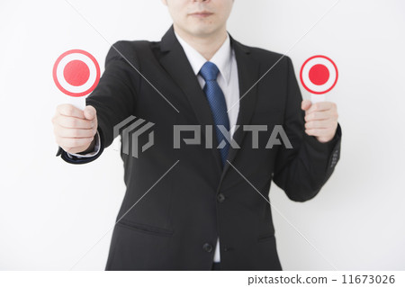 一個男人用圓板 11673026