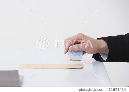 A man stamping 11673414