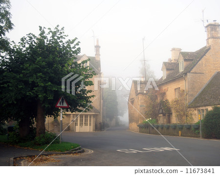 bourton-on-the-water, cityscape, morning mist 11673841