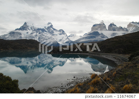 托雷斯德爾潘恩在智利潘恩國家公園湖 11674067