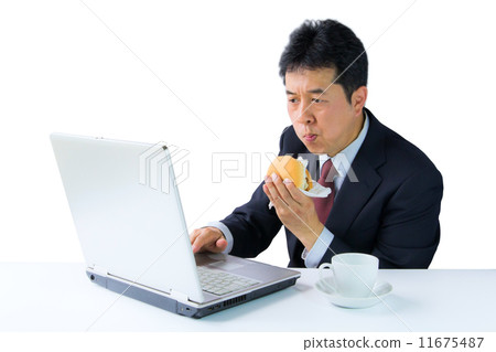 在吃漢堡包的同時操作PC的商人 11675487