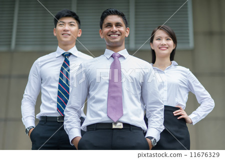 Be part of this young dynamic multi-ethnic and succesful team today Be part of this young dynamic multi-ethnic and succesful team today 11676329