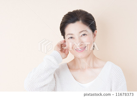 Senior women Senior women 11678373