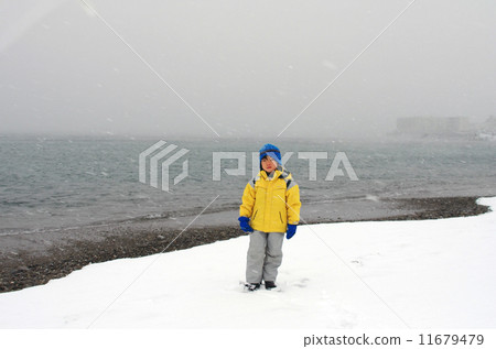 兒童和雪背景 11679479