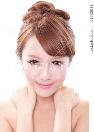 woman with hand on her shoulder 11680081