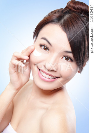 Woman face and apply cream 11680454