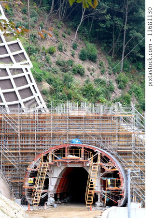 Tunnel construction 11681130