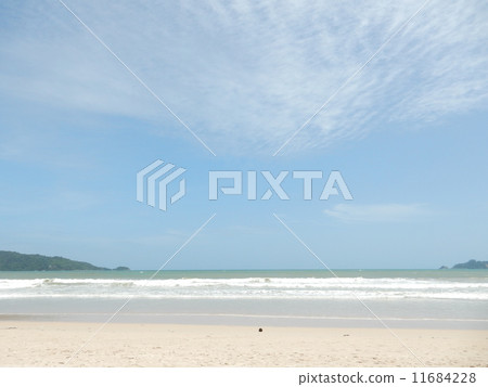 Patong beach at noon 11684228