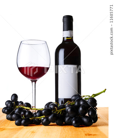 紅葡萄酒杯和瓶和葡萄 紅葡萄酒杯和瓶和葡萄 11685771