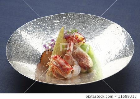 Grilled shrimp with early summer and bamboo shoots Grilled shrimp with early summer and bamboo shoots 11689313
