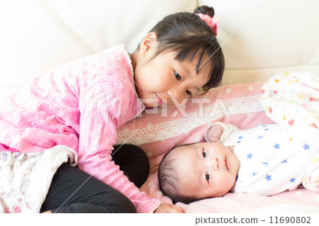 兄弟姐妹2個月大，5歲 11690802