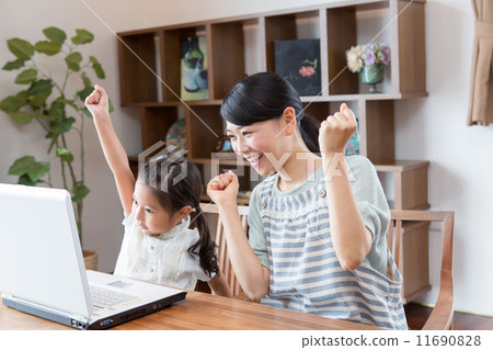 Parent and child 6 year old girl Parent and child 6 year old girl 11690828