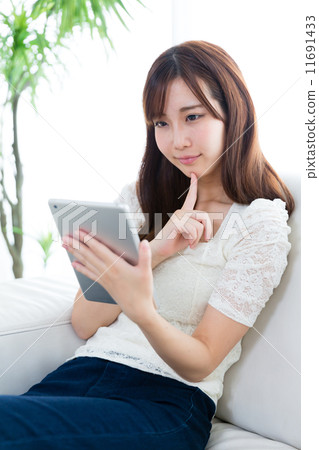 使用平板電腦的女人 使用平板電腦的女人 11691433