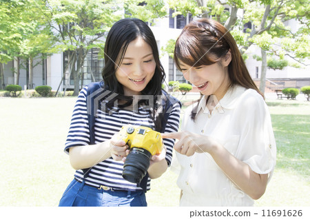 女大學生檢查用單反相機拍攝的照片 11691626