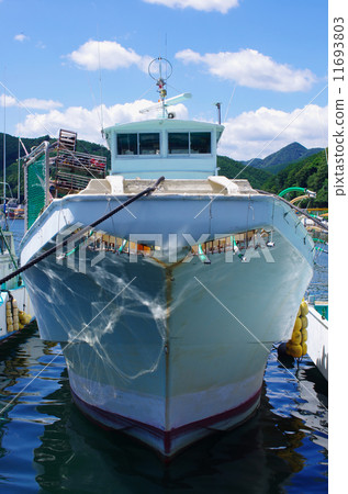 一艘鰹魚船停泊 11693803