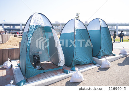 在疏散區域的緊急帳篷的洗手間 在疏散區域的緊急帳篷的洗手間 11694045