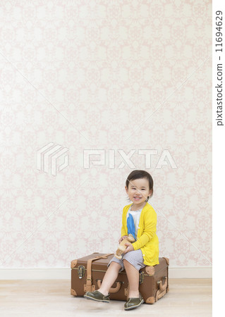 一個男孩坐在樹幹上 11694629