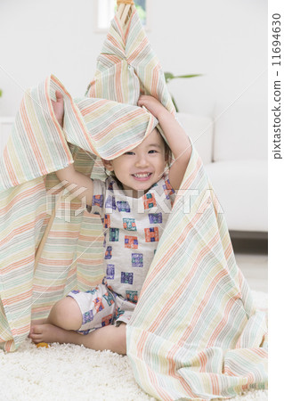 男孩們玩捉迷藏，看到了 11694630