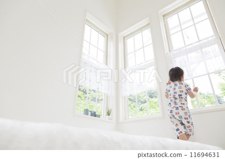 站立在窗口和看它的男孩 11694631