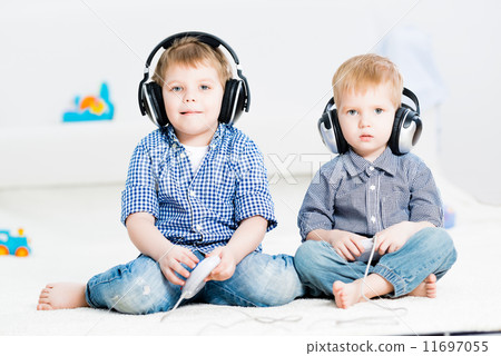 two brothers playing on a games console 11697055