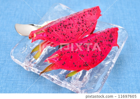 Dragon fruit (domestically produced from Hamamatsu city). Cut fruits. Dragon fruit (domestically produced from Hamamatsu city). Cut fruits. 11697605