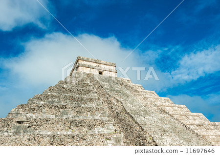 El Castillo or Temple of Kukulkan pyramid, Chichen Itza, Yucatan 11697646