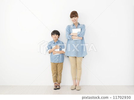 父母和孩子母親男孩平板電腦 11702930