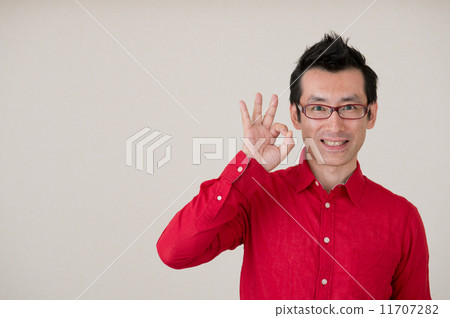 Men in their forties in red clothes 11707282