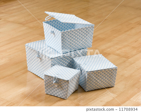 Weaved plastic baskets with a lid 11708934