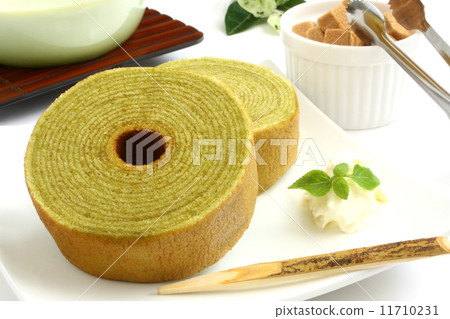 Matcha Baumkuchen綠茶蛋糕點心白色背景 Matcha Baumkuchen綠茶蛋糕點心白色背景 11710231