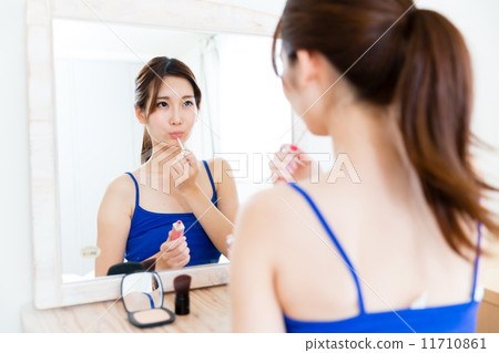 Woman doing make-up Woman doing make-up 11710861