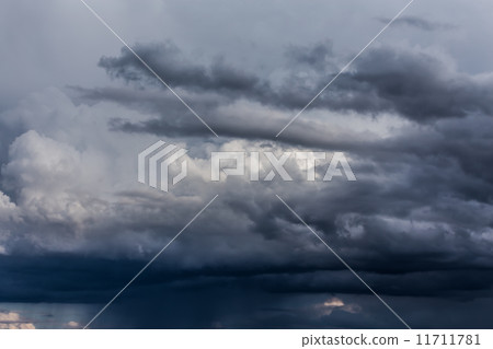 dark storm clouds before rain dark storm clouds before rain 11711781