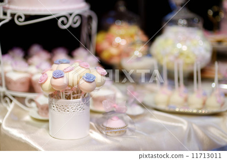 Wedding cake pops decorated with sugar flowers 11713011