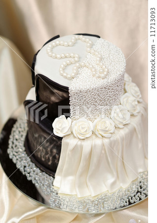 White and black wedding cake 11713093