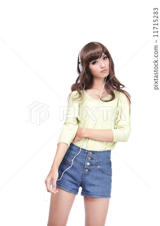 Young beautiful cool woman listen music 11715283