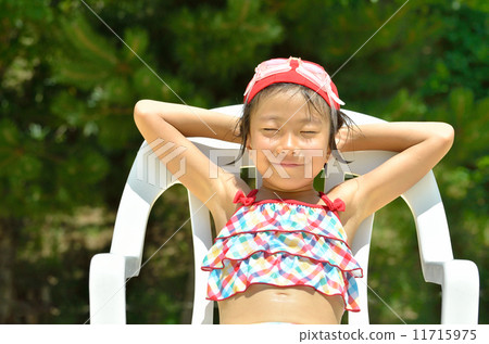 休息在海灘的女孩 11715975