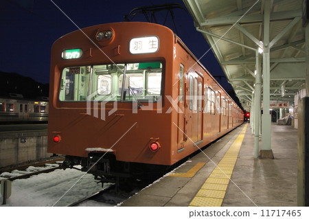 停靠在三峰口站的秩父鐵道1000系列車（橘朱紅：舊JNR 101系） 11717465