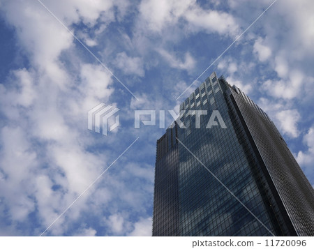 高層建築在天空中升起 高層建築在天空中升起 11720096