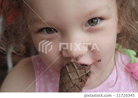 Children who chew ice cream cones Children who chew ice cream cones 11720345