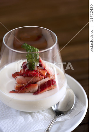 Strawberry dessert 11722420