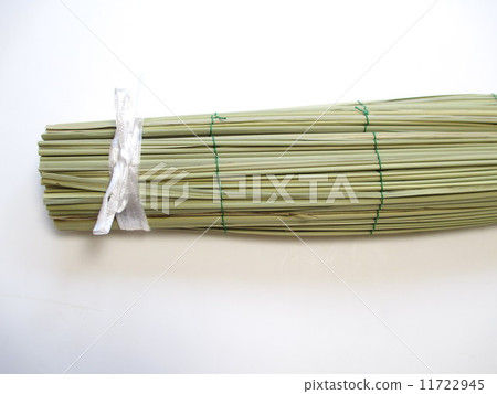 Makoto who wrapped up souvenirs to O-Bon heaven (Mako) The Bon Festival of Japan Wild rice which wrapped the offering thing Makoto who wrapped up souvenirs to O-Bon heaven (Mako) The Bon Festival of Japan Wild rice which wrapped the offering thing 11722945