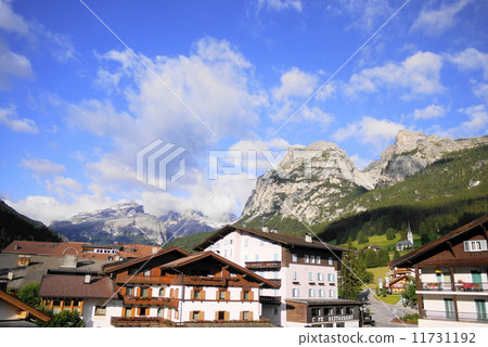 La Villa La Villa Stern Stern La Ila La Ila La Villa La Villa Stern Stern La Ila La Ila 11731192