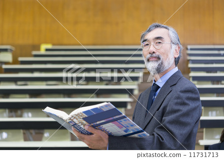 A university professor's class scene: A middle-aged male lecturer lecturing with a textbook 11731713