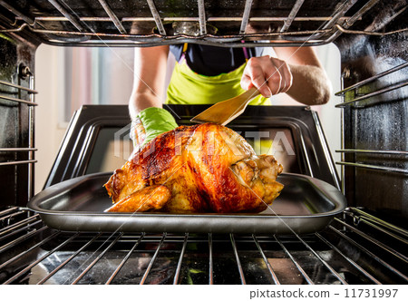 Cooking chicken in the oven at home. 11731997