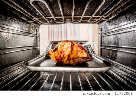 Roast chicken in the oven. 11732001