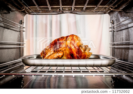 Roast chicken in the oven. 11732002