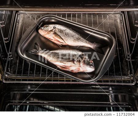 Dorado fish in the oven. 11732004