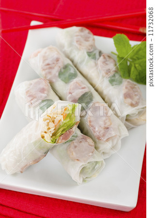 Bo Bia - Vietnamese fresh summer rolls with Chinese sausage  11732068